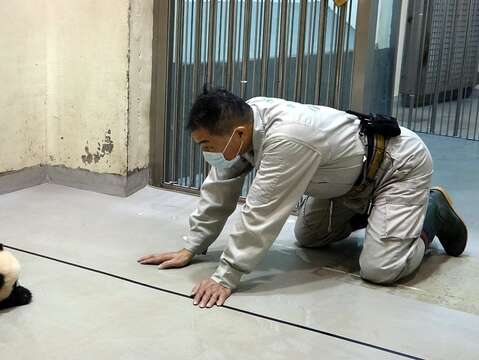 保育員:「圓寶」累了嗎?休息一下再練習