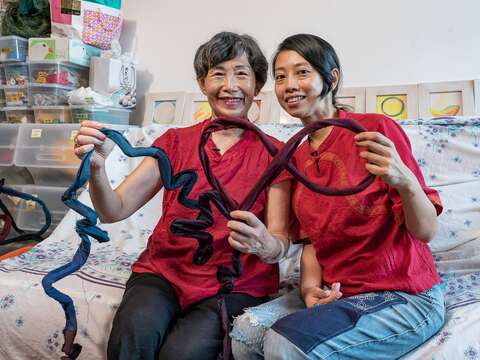 藝術家楊芳宜與媽媽賴桂春共同創作