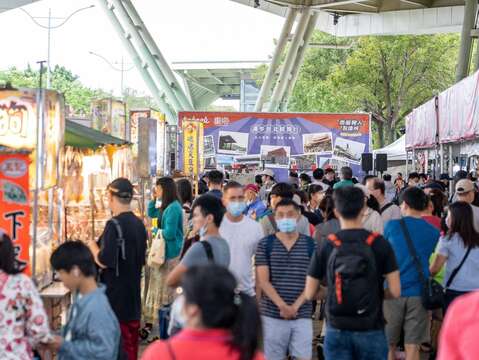 「商圈嘉年華-台北生活祭」活動現場遊逛人潮絡繹不絕
