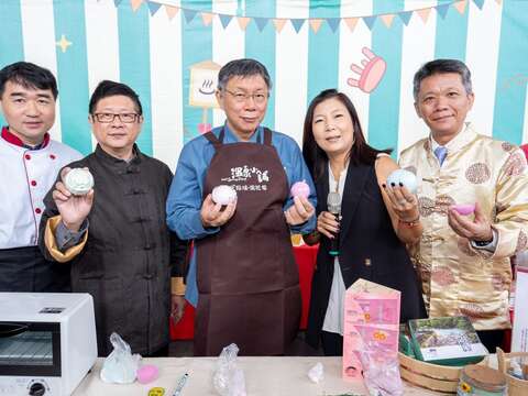 臺北市市長柯文哲(中)親自參與新北投溫泉商圈推出的湯花沐浴球DIY體驗