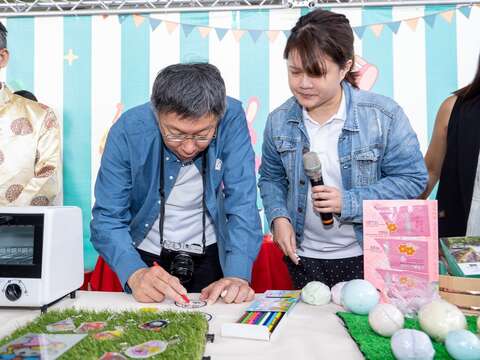 臺北市市長柯文哲(中)親自參與新北投溫泉商圈推出的熱縮片製作體驗