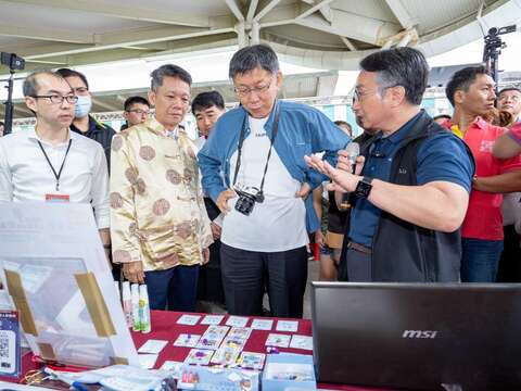 臺北市市長柯文哲(右3)遊逛華陰街商圈攤位