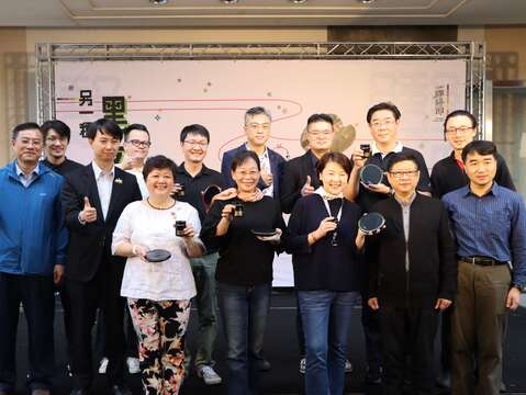 臺北市副市長黃珊珊(右3)、雲林縣副縣長謝淑亞(左4)與現場貴賓大合照