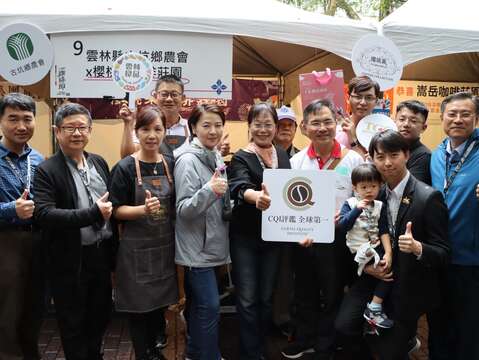 臺北市副市長黃珊珊(左4)、雲林縣副縣長謝淑亞(左5)與雲林咖啡農莊合照