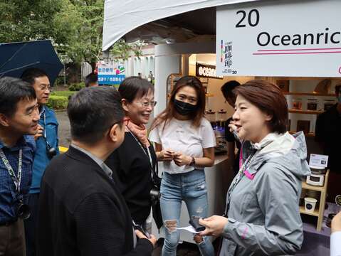 臺北市副市長黃珊珊與市集店家互動