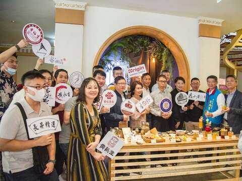 黃珊珊副市長(前排右4)、產業發展局局長林崇傑(前排右7)、商業處處長高振源(前排右8)、台北迪化商圈發展促進會理事長徐慶棋(後排右1)與本草派對合作店家大合照