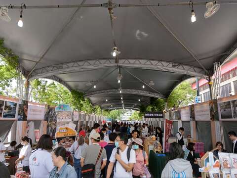 民眾熱情遊逛現場攤位