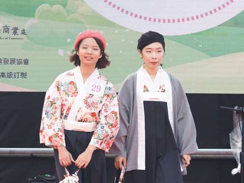 季軍作品「浴見。遇見~花浴衣」走秀