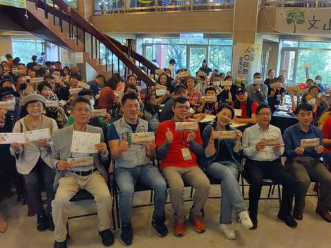 黃副市長珊珊與與會貴賓及活動現場民眾大合影