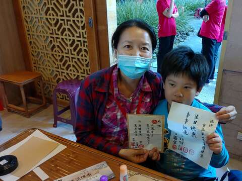 親子於體驗封茶中留下感恩話語