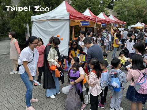「黑白雙星」星探會在園區巡邏，找尋最有創意的民眾上台走秀