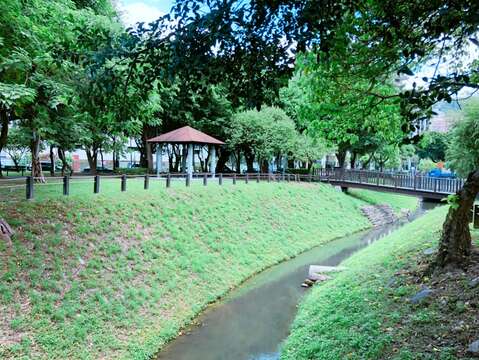 奇岩公園潺潺流水