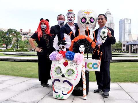 City Hall Holds Dia de Muertos Exhibition