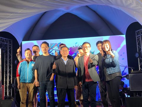 臺北市副市長蔡炳坤（右三）、臺北市觀光傳播局副局長李麗珠（右一）及凱擘公司總經理王建文（右二）等人邀請市民參加2020玩轉臺北_和你一起Live_House巡演