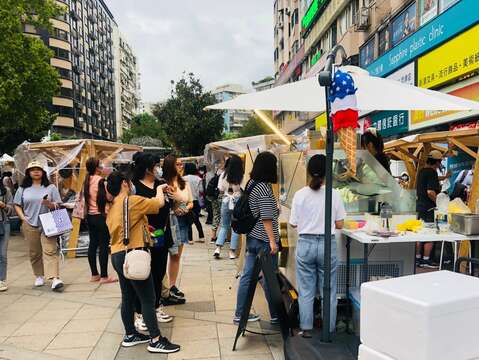 東區商圈週年慶「顆顆書店」市集遊逛人潮