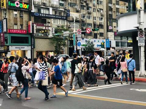 東區商圈週年慶巷弄街道遊逛人潮