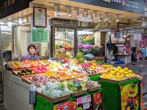 士東市場攤位乾淨、整潔、明亮的水果攤
