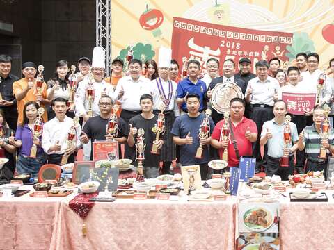 2018台北市牛肉麵犇FUN嘉年華VS秘密客大評比之市長與參賽店家合影