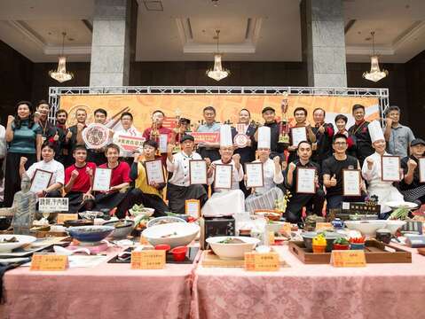 2019臺北市牛肉麵饗味國際大評比之市長與參賽店家大合影