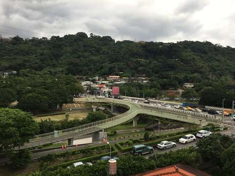 新設景觀橋日間照片遠景（左岸往右岸鳥瞰）