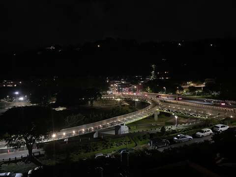 新設景觀橋夜間照片-遠景（左岸往右岸鳥瞰）
