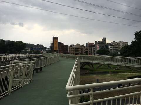 新設景觀橋日間照片進景（由右岸往左岸看）