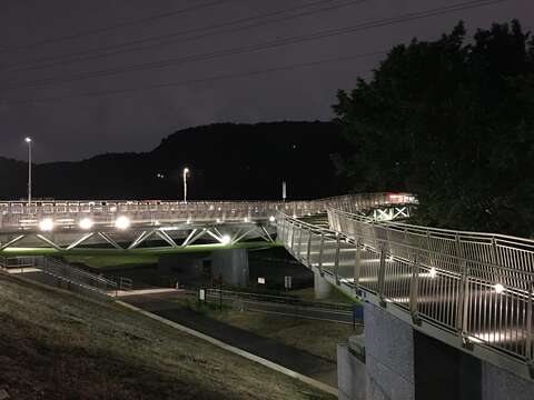 新設景觀橋夜間照片（由右岸往左岸看）