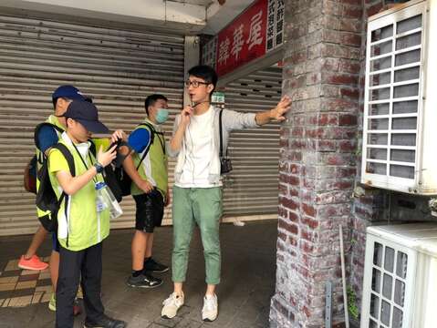 講師於牯嶺街介紹不同建築的特色。