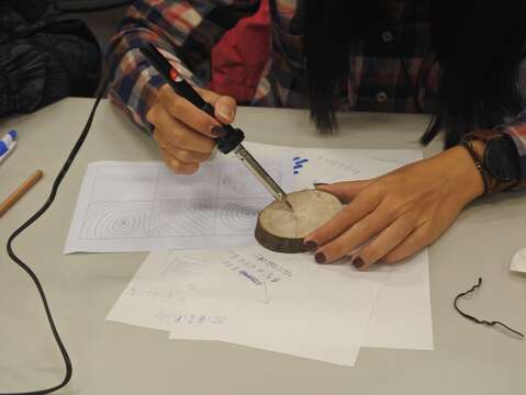 將走訪森林後的感受表達於禪繞畫創作