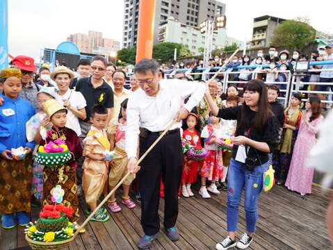 多元文化活動水燈節-市長示範施放水燈_劉佳雯攝_錫口碼頭