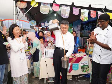 多元文化活動水燈節-市長拉茶_劉佳雯攝_錫口碼頭