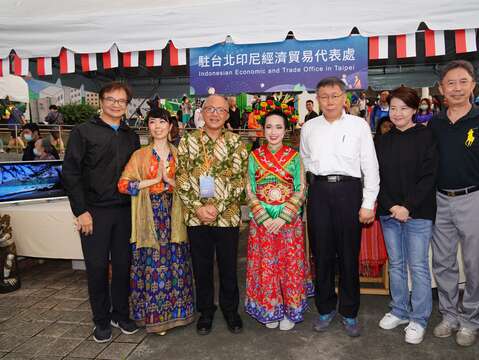 多元文化活動水燈節-印尼經濟貿易代表處攤位前合影_劉佳雯攝_錫口碼頭