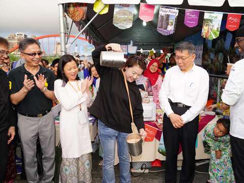 多元文化活動水燈節-副市長拉茶_劉佳雯攝_錫口碼頭