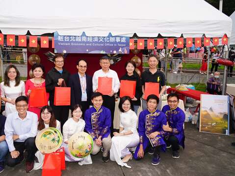 多元文化活動水燈節-越南經濟文化辦事處攤位前合影_劉佳雯攝_錫口碼頭