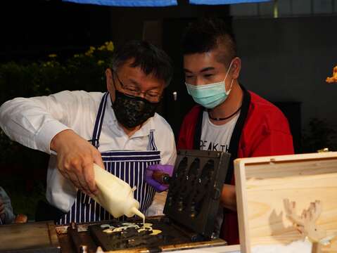 出口音樂節-市長嘗試製作雞蛋糕_劉佳雯攝_爵士廣場