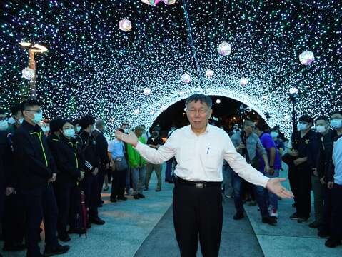 出口音樂節-市長與聖誕燈飾合影_劉佳雯攝_爵士廣場
