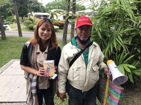導覽活動有獎徵答，民眾喜獲原住民族紙雕筆記本。