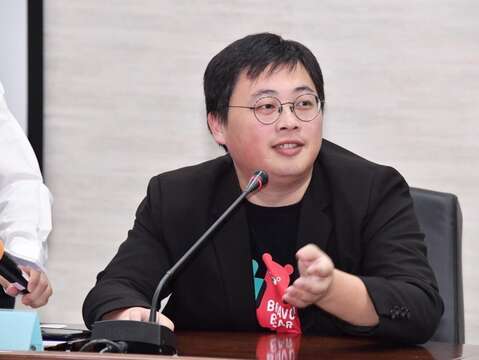 觀傳局長劉奕霆補充，民眾可於12月20日開始上傳身分證到官網登記自由行補助，並於24日開始於平日(周日至四)入住本市合作旅宿，每房每晚可折千元，每一身分證字號限用1次；團客補助則分三階段補助至燈節為止，鼓勵旅行業者包裝臺北二天一夜以上旅遊行程，每人亦補助千元團費。