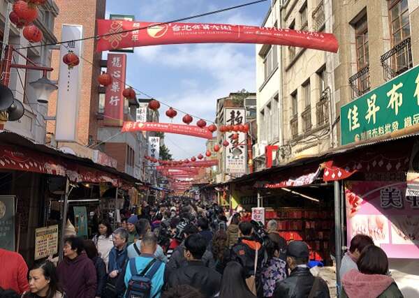 民眾於年貨大街遊逛採買