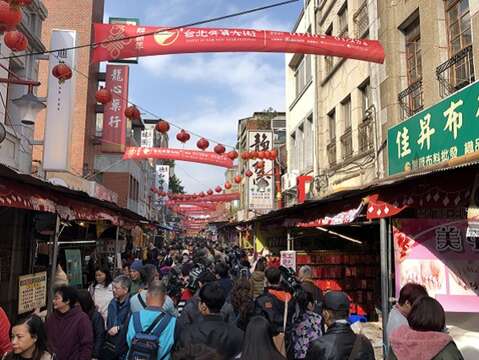 民眾於年貨大街遊逛採買