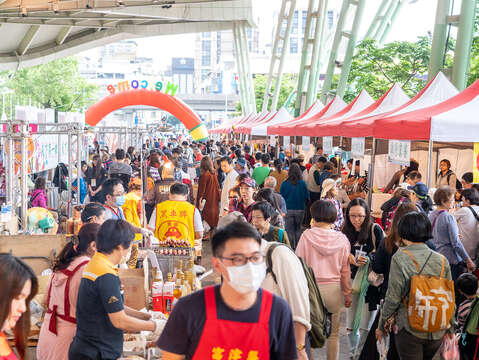 臺北傳統市場節–於花博公園圓山園區長廊廣場盛大登場，齊聚臺北市各大市場名攤，吸引民眾踴躍參與。
