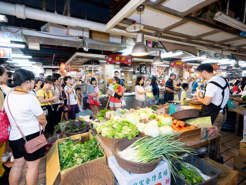 臺北傳統市場節–攤商化身為導師，在市場小導覽中傳授如何挑選當季食材。