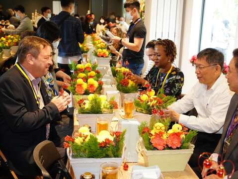 士林官邸菊展藝菊童遊開幕式-市長與各國使節互動_劉佳雯攝_士林官邸