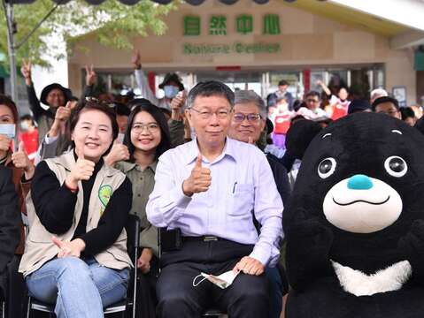 市長與副市長和熊讚合影