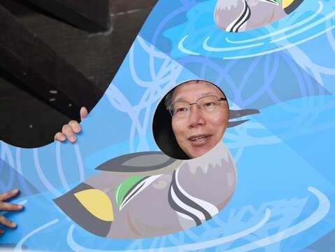 市長與雁鴨看板拍照