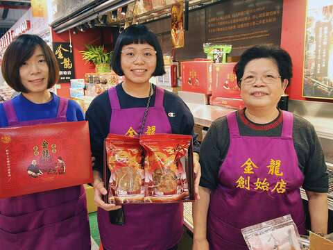 金龍肉乾創始店已傳承至第二代王敏旭(左)、王慧靖姊妹(中)，肉乾好滋味依然迷人