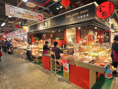 搬遷至南門中繼市場後，金龍肉乾創始店外觀變得更加新穎雅緻