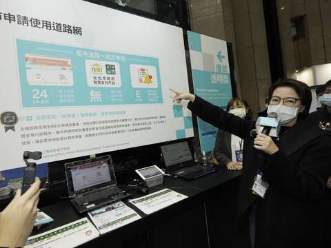 黃珊珊副市長親自向現場大眾解說「臺北市申請使用道路網」便民措施。
