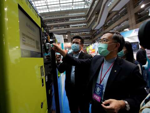 蔡副市長至台北市政府主題館體驗智慧垃圾回收整合服務站