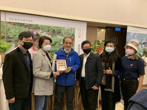 向黃副市長介紹白石湖休閒農業區
